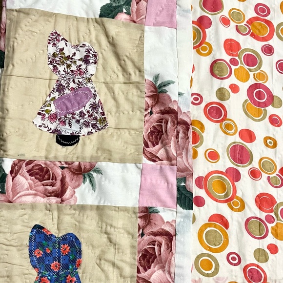 Beautiful Vintage Sunbonnet Sue Appliqued Floral Polka Dot Wall Hanging Quilt - Picture 4 of 16